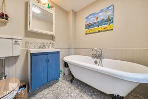 Ensuite Bathroom- click for photo gallery